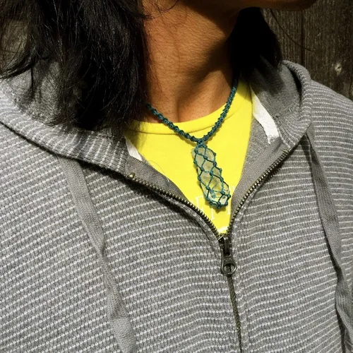 Miniatura 3 de Collar surfista para hombre con piedra de cuarzo en azul turquesa – Joyería de cordón de fibra anudada hecha a mano por Rumi Sumaq
