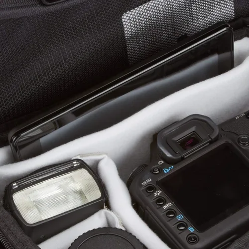 Miniatura 5 de Amazon Basics Bolsa grande para dispositivos DSLR, negra con interior gris