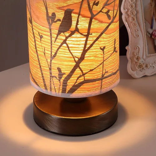 Miniatura 2 de Bieye L10272 Birds in The Tree Lámpara de mesa estilo madera luz nocturna con pantalla de madera Base de metal bronce para mesita de noche
