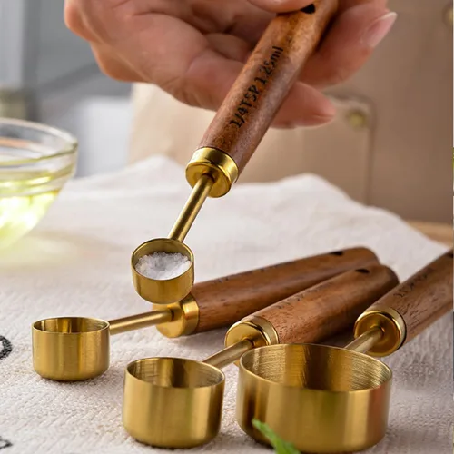 Miniatura 5 de JASHII Juego de 8 tazas y cucharas medidoras doradas con mango de madera de acacia, herramientas de cocina de acero inoxidable para cocinar hornear