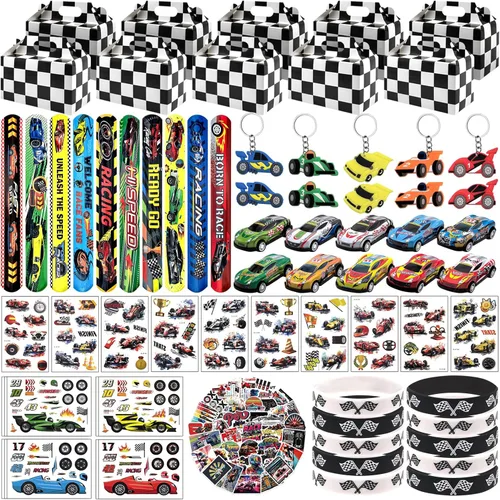 Juego de 120 piezas de regalos de fiesta de coche de carreras con llaveros, pulseras de golpear, pegatinas de tatuajes, pulseras, cajas de