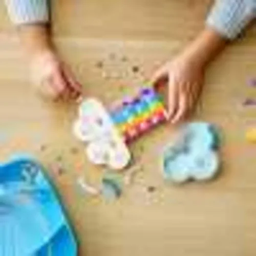 Miniatura 6 de LEGO DOTS 41905 - Soporte de joyería arcoíris para manualidades, un juguete divertido para niños a los que les gusta crear artes y manualidades