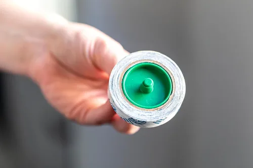 Miniatura 8 de Duck Brand Cinta para kit de ventana con dispensador recargable, cinta de doble cara con fuerte adhesión para uso con cinta de aislamiento