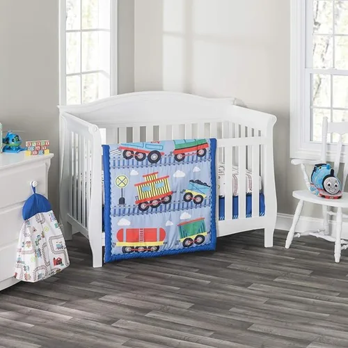 EVERYDAY KIDS Juego de cama de 4 piezas para cuna de niños - Tren Choo Choo - Incluye edredón, sábana ajustable, volante antipolvo y apilador de