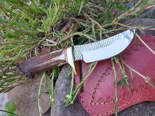 Cuchillo de vaquero puntiagudo hecho a mano de 9 pulgadas con funda de cuero, raspa de acero pulido de alta calidad y mango de ciervo para caza,