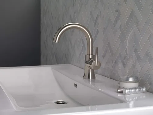 Miniatura 7 de Delta Trinsic Grifo de baño de níquel cepillado con pico giratorio de 1 agujero, llave de fregadero de baño de un solo agujero para mueble