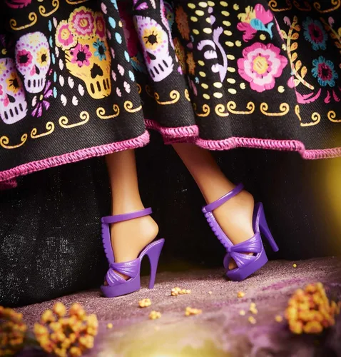 Miniatura 5 de Barbie Muñeca Día De Los Muertos 2021 (11.5 pulgadas) con vestido bordado tradicional, corona de flores y pintura facial de calavera, regalo