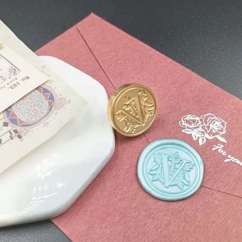 Miniatura 2 de Sello clásico de cera para sellar varios alfabetos, cabeza de latón, mango de madera, sellos para tarjeta/sobre/regalo (sello, letra V)
