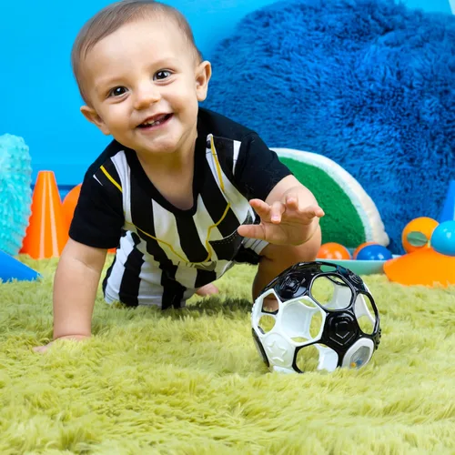 Miniatura 3 de Bright Starts Oball Grippin' Goals Rattle Balón de Fútbol - Negro y Blanco, Juguete de Fácil Agarre para Recién Nacidos en Adelante Fútbol