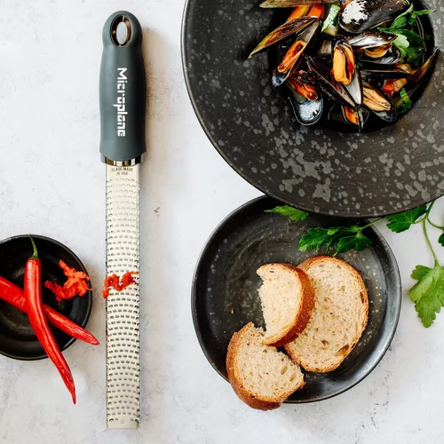 Miniatura 8 de Microplane Rallador Zester Premium en After Dark Gray Herramienta ralladora de limón, rallador de queso duro y verduras Para cítricos, queso