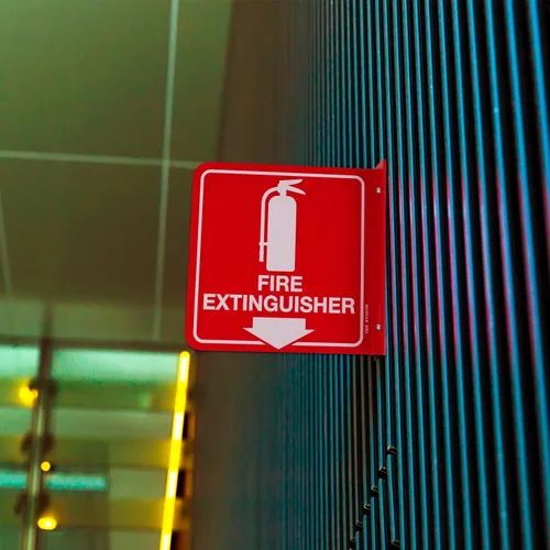 Miniatura 6 de Señal de extintor de incendios T&R, extintor de incendios con flecha hacia abajo - Paquete de 12 - Acrílico de 6 x 6 pulgadas, 2 orificios