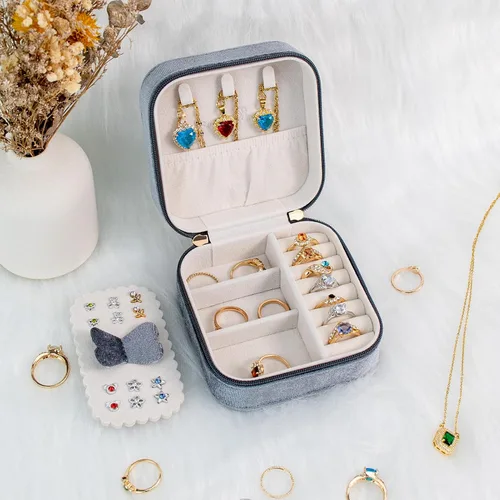 Miniatura 5 de SANQIANWAN Joyero de viaje de terciopelo de lujo para mujer, mini organizador de joyería pequeña, estuche de viaje portátil para anillos, aretes