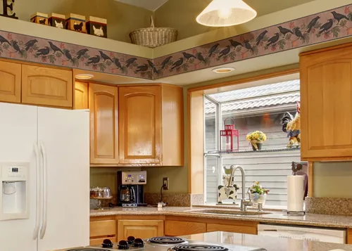 CONCORD WALLCOVERINGS ™ Papel tapiz gótico con ramas de cuervos con flores, colores negro, rosa, verde, tamaño 9 pulgadas por 15 pies WL5686B