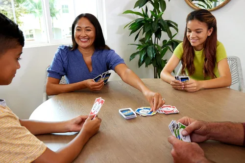 Miniatura 2 de Mattel Games DOS Juego de cartas de segunda edición para niños y familias, baraja accesible para daltónicos para grupos y fiestas
