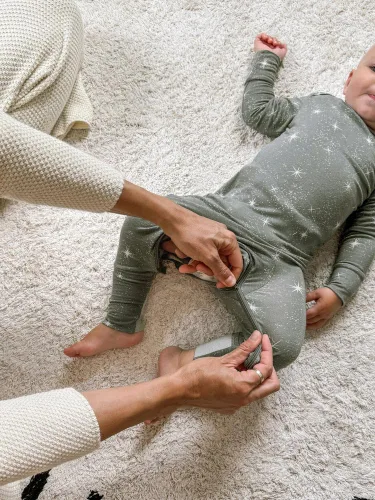 Miniatura 34 de GUNAMUNA Pijama unisex convertible ultrasuave para bebé, mameluco con cremallera para pañales, recién nacido a 24 meses