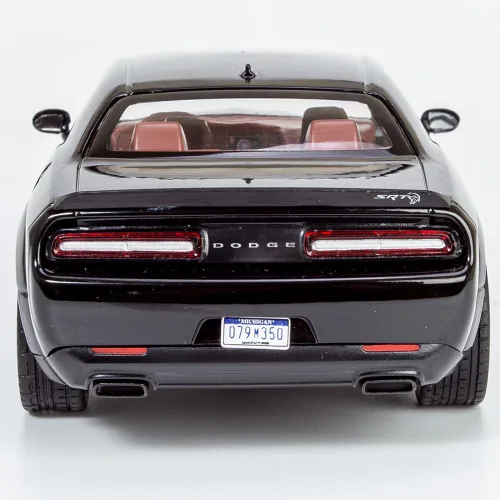 Miniatura 8 de All Star Toys 2018 Challenger SRT Hellcat Widebody Negro con interior rojo 1/24 Modelo de Diecast Motormax 79350 Edición Exclusiva
