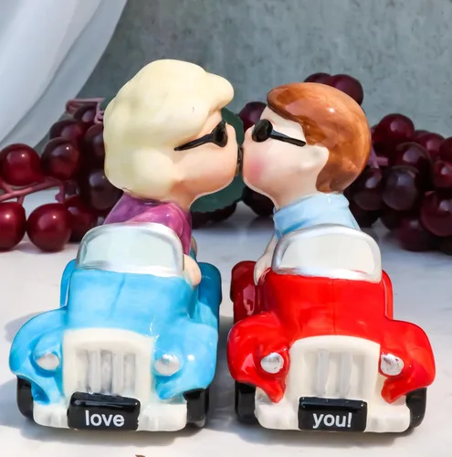 Miniatura 2 de Ebros Gift Juego de saleros y pimenteros con texto en inglés "I Love You", para parejas de San Valentín, besándose en autos vintage, figuras