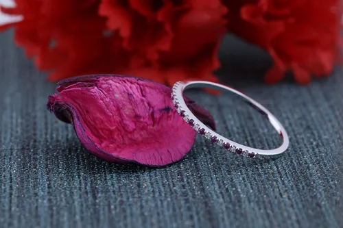 Miniatura 4 de Dazzlingrock Collection Anillo apilable de oro de 10 quilates con rubí redondo y diamantes blancos para mujer
