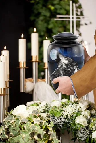 Miniatura 5 de Urna de cremación de lobos de medianoche – 3 lobos aullando a la luna – Urna de lobo de tamaño completo para cenizas humanas de hasta 210 libras