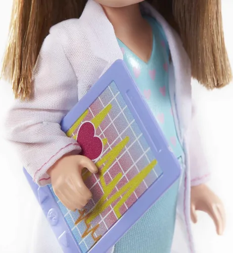 Miniatura 4 de Set de juego Barbie con muñeca morena Chelsea que puede ser doctora y accesorios que incluyen una pizarra, herramientas médicas y adhesivos
