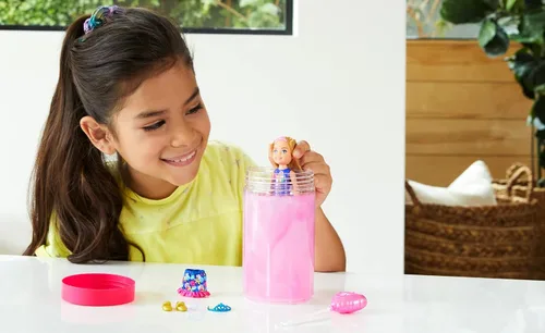 Miniatura 2 de Muñeca Barbie Color Reveal con 6 sorpresas: 4 bolsas con falda o pantalón zapatos tiara y globo el agua revela el aspecto de la muñeca