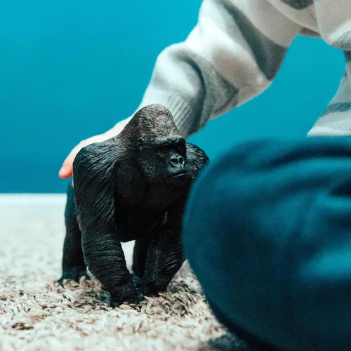 Miniatura 2 de Safari Ltd. Silverback - Figura realista de gorila de 6.25 pulgadas, juguete educativo para niños, niñas y niños a partir de 1 año