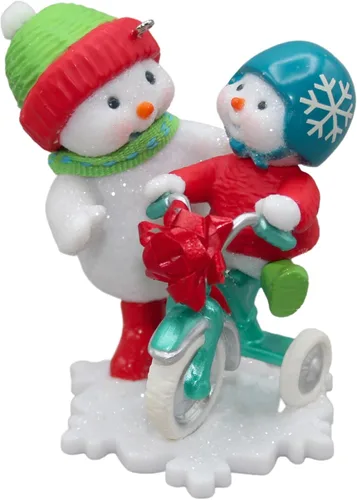 Hallmark Keepsake Adorno de Navidad 2020, haciendo recuerdos muñecos de nieve probando el nuevo triciclo (1699QXR9144)