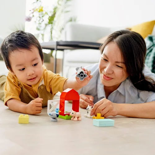 Miniatura 2 de LEGO DUPLO Town Farm Animal Care 10949 Juguete para niños pequeños, niñas y niños de 2 años más con figuras de pato, cerdo, oveja y gato, juguetes