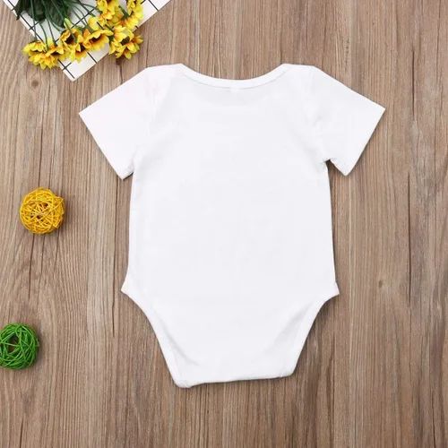 Miniatura 27 de Pañalero para bebé recién nacido, con frase en inglés “Got my mind on my momy”, color gris y blanco, talla 0-18M