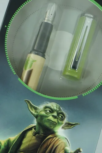 Miniatura 4 de Sheaffer Star Wars Yoda con diseño temático de Yoda y detalles de personajes auténticos, detalles pulidos de gel