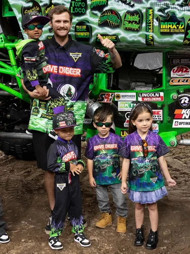 Miniatura 7 de Monster Jam Camisa hawaiana abotonada para toda la familia, diseño Grave Digger, desde niños pequeños hasta adultos