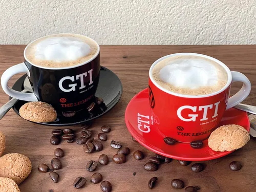 Miniatura 4 de BRISA VW Collection - Juego de tazas de café expreso Volkswagen, diseño GTI (The Legend/Red & Black/2 piezas/3.4 fl oz/3.4 fl oz)