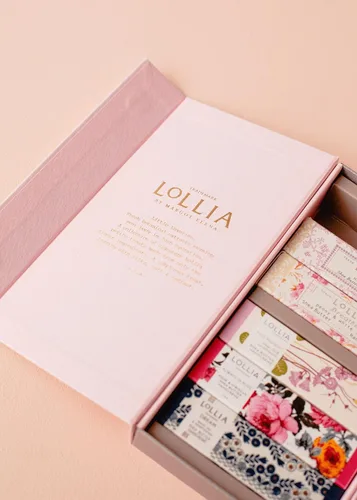 Miniatura 4 de Set de regalo de crema de manos LOLLIA Petite Treat con Always in Rose, Breathe, Dream, Relax, This Moment & Wish, crema de manos perfumada