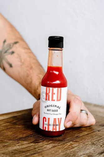 Miniatura 7 de Red Clay - Salsa picante original y salsa picante Carolina en caja de regalo de arcilla roja, pimientos Fresno prensados en frío, hechos a mano por