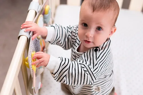 Miniatura 2 de Taf Toys Tablero de actividades para recién nacidos y niños pequeños con música y luces, 13 actividades Montessori, espejo seguro para bebés
