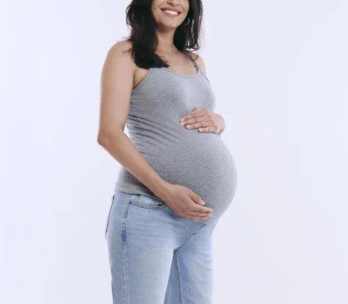 Miniatura 42 de Motherhood Maternity Camiseta sin mangas de lactancia con clip para mujer con correas ajustables y brasier integrado para lactancia materna