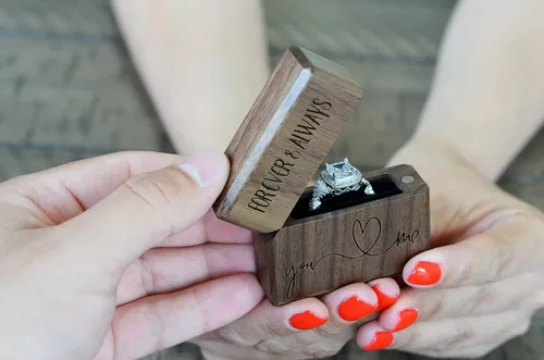 Miniatura 2 de Caja de Anillo de Compromiso para Propuesta de Tamaño de Bolsillo Delgado, de Nogal, de Madera, Más Ligera, Grabada (Siempre y Siempre Serás Tú y Yo)