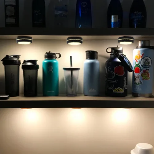 Miniatura 3 de Luces de disco recargables para debajo del gabinete, paquete de 6 luces LED de armario con control remoto, 16 colores, carga USB, luces nocturnas