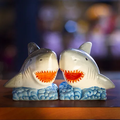 Miniatura 6 de Pacific Giftware Sharks on the Sea - Juego de salero y pimentero de cerámica con temática oceánica, juego de condimentos de mesa divertidos