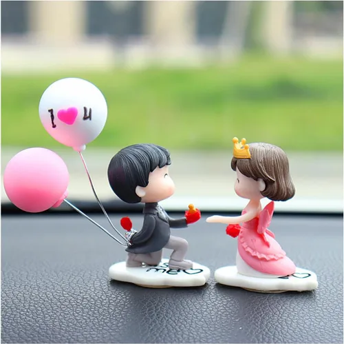 Miniatura 8 de DXNQ Lindas decoraciones de tablero de automóvil para parejas, preciosas figuras de dibujos animados de besos, adorno de automóvil