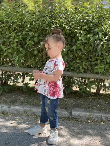 Miniatura 4 de SANMIO Conjunto de ropa para niña, lindo conjunto de camiseta floral de manga con volantes y pantalones de mezclilla rasgados