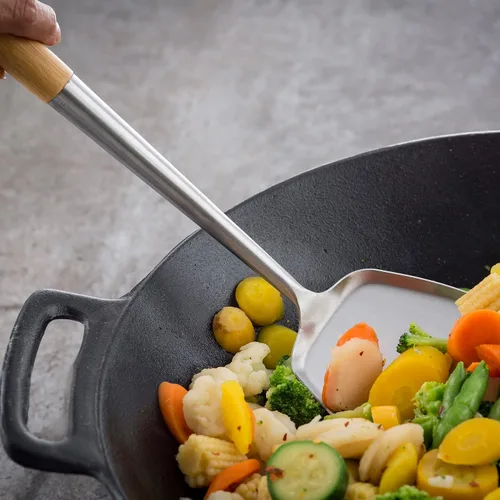 Miniatura 3 de TableCraft Wok Espátula con mango de bambú, 14.5 pulgadas, acero inoxidable