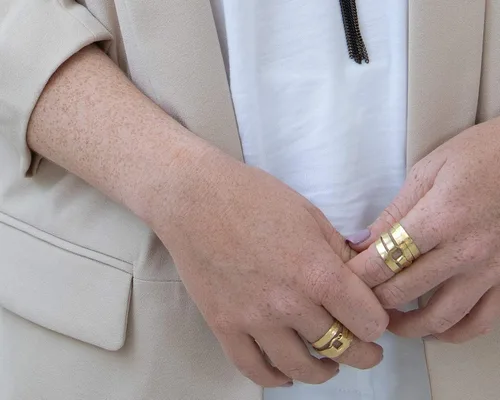 Miniatura 4 de Anillo de declaración para mujer, anillo único de latón chapado en oro grabado con bendición hebrea de la Cabalá espiritual para la salud, regalo