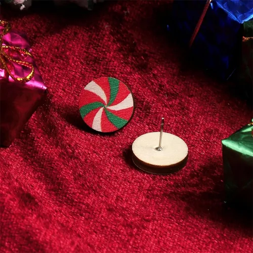 Miniatura 5 de Aretes de tuerca de Navidad para mujeres y niñas, hechos a mano, de madera, pan de jengibre, árbol de menta, bastón de caramelo, aretes