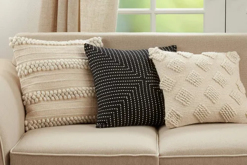 Miniatura 5 de SARO LIFESTYLE Almohada de diamante Pom Pom con relleno de plumón