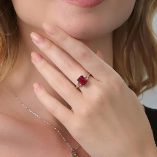 Miniatura 86 de Gem Stone King Anillo de compromiso solitario con diseño clásico de vástago dividido para mujer, plata de ley 925, piedra natal de piedra preciosa