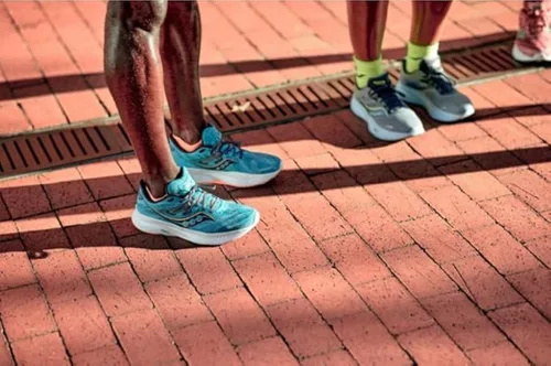 Miniatura 6 de Saucony Calcetines RunDry Bolt Performance No-Show para hombre, disponibles en tallas M-XXL (6, 12, 18 pares)