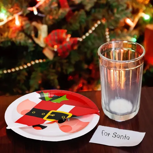 Miniatura 7 de Whaline Juego de 90 piezas de suministros para fiesta de Navidad, platos de papel con patrón de Papá Noel de 9 pulgadas y cinturones de Papá Noel