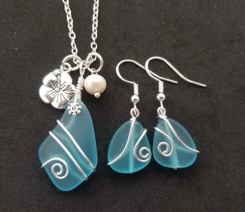 Miniatura 4 de Juego de collar de cristal de mar azul turquesa envuelto en alambre + aretes, piedra natal de diciembre, hibisco y perla de agua dulce