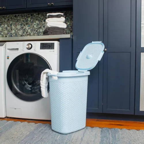 Miniatura 2 de Mind Reader Cesta de lavandería delgada con tapa, cesta de ropa de 60 L, diseño de mimbre premium, plástico, azul bebé